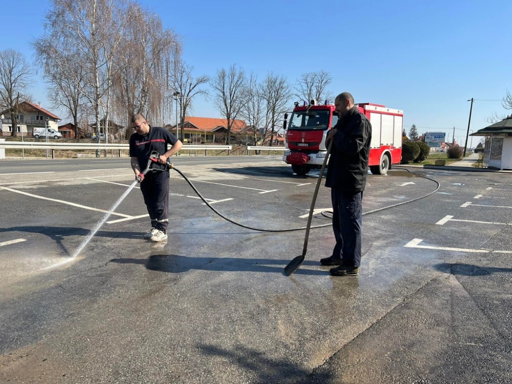 Vatrogasci oprali parkiraliste kod groblja