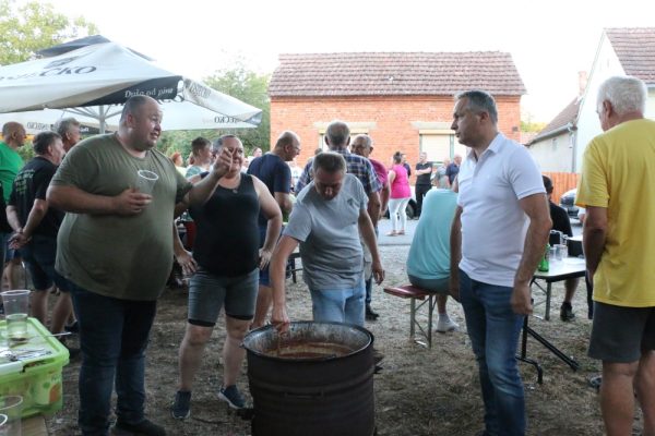 Stara jela za novo doba 25 Matija Cejka gradonacelniku Risteru tumaciu recept za gulas od junecih repova Custom